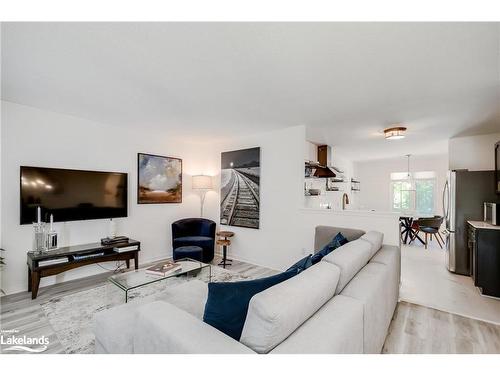 82 Pine Ridge Gate, Gravenhurst, ON - Indoor Photo Showing Living Room