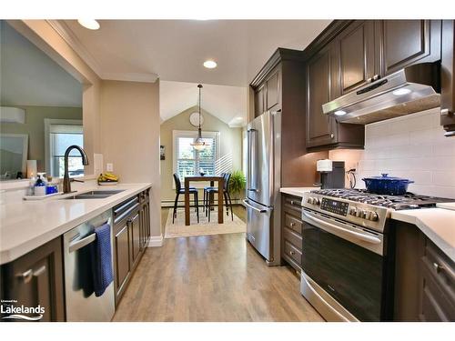 5 Pridham Court, Wasaga Beach, ON - Indoor Photo Showing Kitchen With Double Sink With Upgraded Kitchen