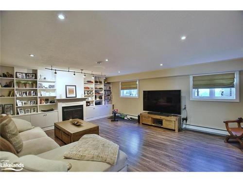 5 Pridham Court, Wasaga Beach, ON - Indoor Photo Showing Living Room