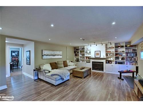 5 Pridham Court, Wasaga Beach, ON - Indoor Photo Showing Living Room