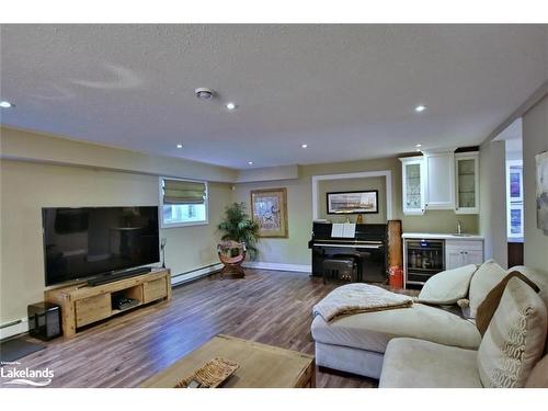 5 Pridham Court, Wasaga Beach, ON - Indoor Photo Showing Living Room