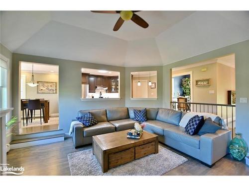 5 Pridham Court, Wasaga Beach, ON - Indoor Photo Showing Living Room