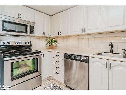 105-33 Deerhurst Greens Drive, Huntsville, ON - Indoor Photo Showing Kitchen