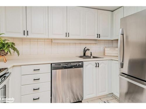 105-33 Deerhurst Greens Drive, Huntsville, ON - Indoor Photo Showing Kitchen