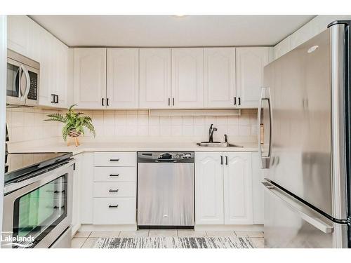 105-33 Deerhurst Greens Drive, Huntsville, ON - Indoor Photo Showing Kitchen