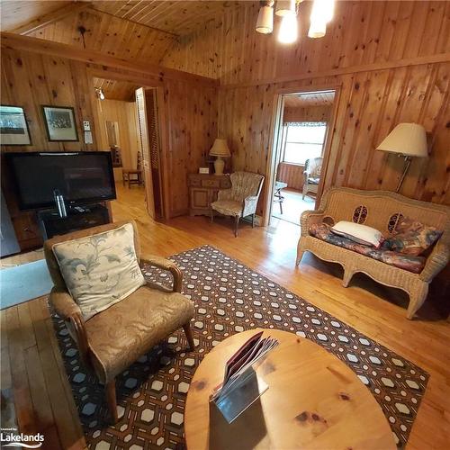 2-1051 Wigwam Lodge Road, Gravenhurst, ON - Indoor Photo Showing Living Room