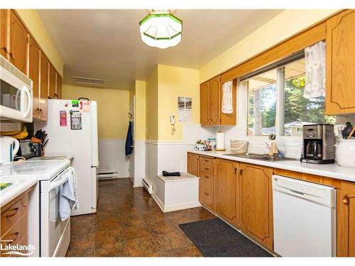 150 Lofty Pines Crescent, Gravenhurst, ON - Indoor Photo Showing Kitchen