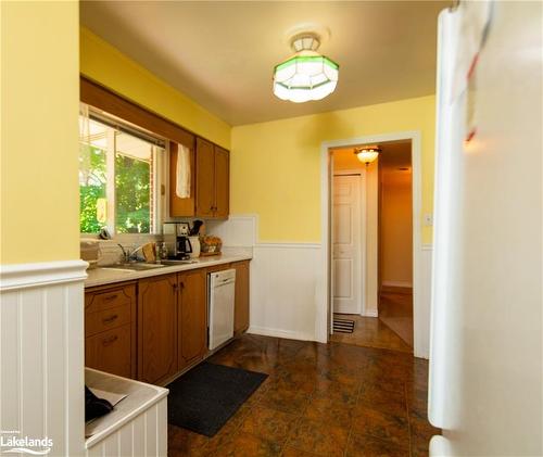 150 Lofty Pines Crescent, Gravenhurst, ON - Indoor Photo Showing Kitchen