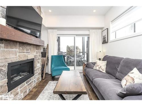 101-21 Beckwith Lane, The Blue Mountains, ON - Indoor Photo Showing Living Room With Fireplace