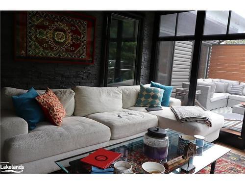 47 Gateway Drive, Gravenhurst, ON - Indoor Photo Showing Living Room