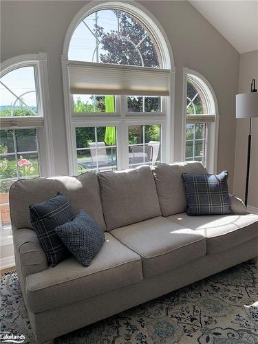 20 Connor Avenue, Collingwood, ON - Indoor Photo Showing Living Room