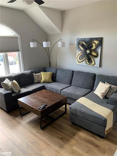 20 Connor Avenue, Collingwood, ON - Indoor Photo Showing Living Room