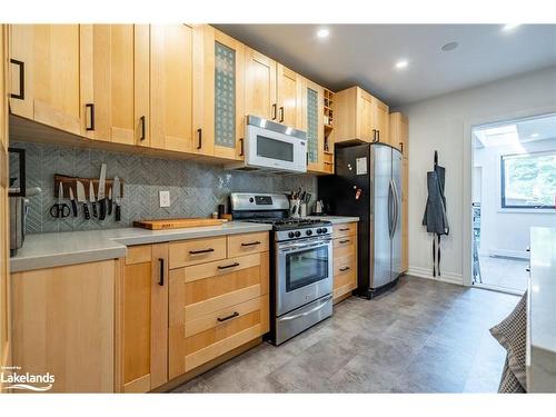 182 Herkimer Street, Hamilton, ON - Indoor Photo Showing Kitchen