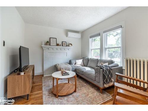 182 Herkimer Street, Hamilton, ON - Indoor Photo Showing Living Room