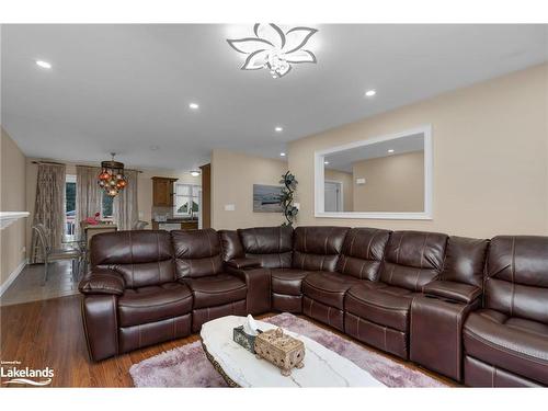 96 46Th Street N, Wasaga Beach, ON - Indoor Photo Showing Living Room