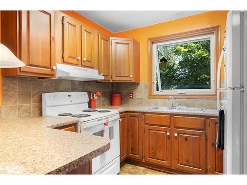 18 Meharg Drive, Mckellar, ON - Indoor Photo Showing Kitchen With Double Sink