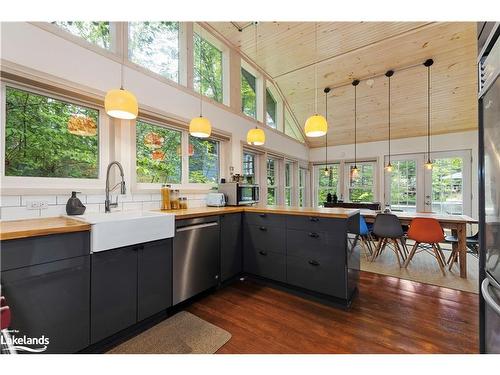 550 Peninsula Rd, Gravenhurst, ON - Indoor Photo Showing Kitchen