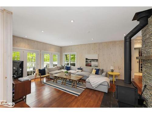 550 Peninsula Rd, Gravenhurst, ON - Indoor Photo Showing Living Room