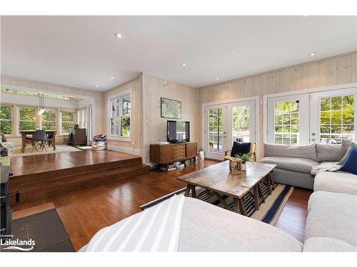 550 Peninsula Rd, Gravenhurst, ON - Indoor Photo Showing Living Room