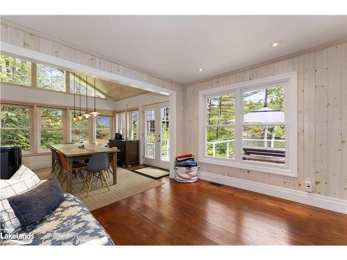 550 Peninsula Rd, Gravenhurst, ON - Indoor Photo Showing Living Room