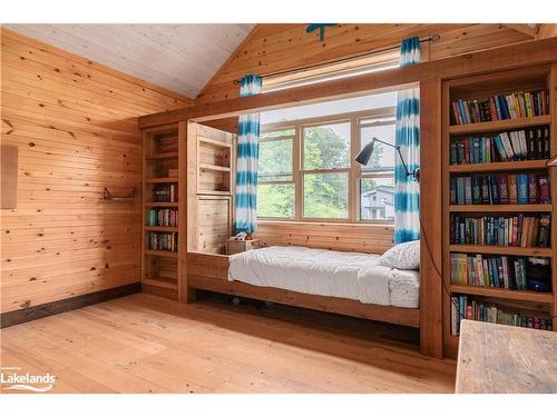 54 Pine Ridge Trail, Oro-Medonte, ON - Indoor Photo Showing Bedroom