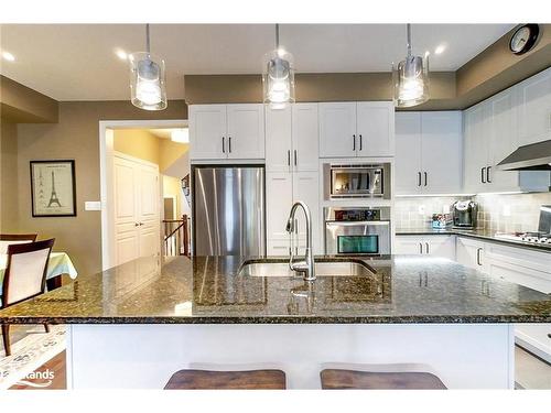 7 Collship Lane, Collingwood, ON - Indoor Photo Showing Kitchen With Upgraded Kitchen