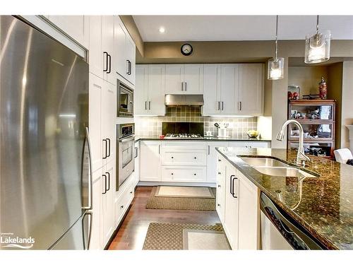 7 Collship Lane, Collingwood, ON - Indoor Photo Showing Kitchen With Double Sink With Upgraded Kitchen