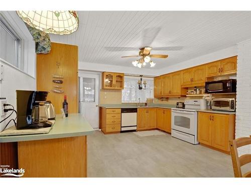 570 Phillip Street E, Gravenhurst, ON - Indoor Photo Showing Kitchen