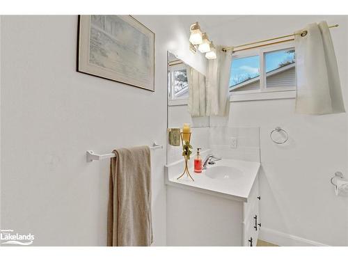 570 Phillip Street E, Gravenhurst, ON - Indoor Photo Showing Bathroom