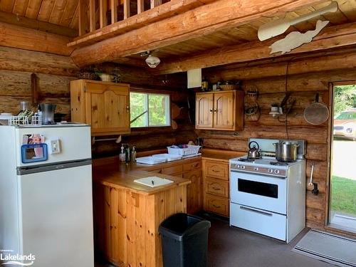 Na Kawawaymog Lake, South River, ON - Indoor Photo Showing Kitchen