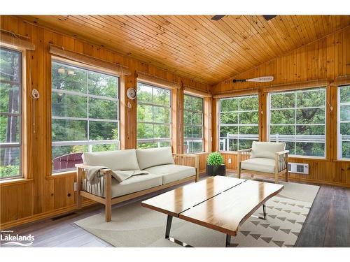 8 Glen Forest Trail, Tiny, ON - Indoor Photo Showing Living Room