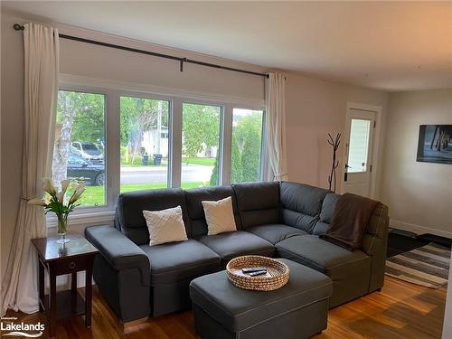 345 Napier Street, Collingwood, ON - Indoor Photo Showing Living Room