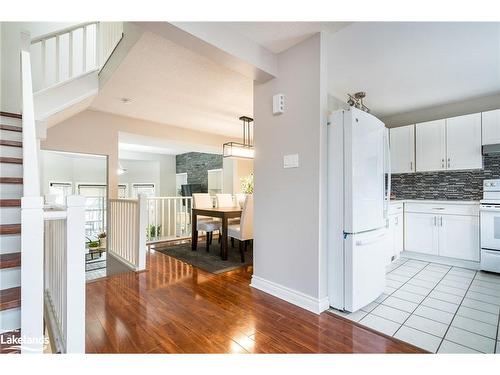 25 Starboard Road, Collingwood, ON - Indoor Photo Showing Kitchen With Upgraded Kitchen