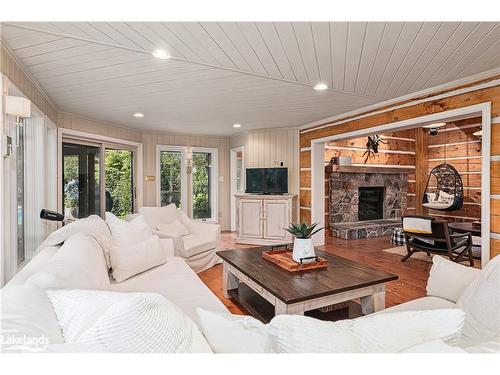 118 Heritage Drive, The Blue Mountains, ON - Indoor Photo Showing Living Room With Fireplace