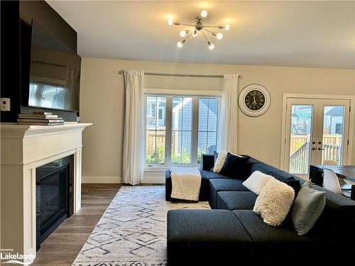 113 Courtland Street, The Blue Mountains, ON - Indoor Photo Showing Living Room With Fireplace