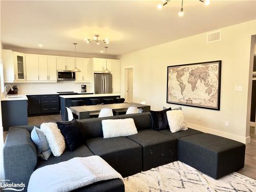 113 Courtland Street, The Blue Mountains, ON - Indoor Photo Showing Living Room