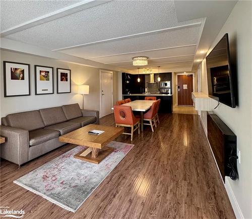 5105-5107-9 Harbour Street E, Collingwood, ON - Indoor Photo Showing Living Room