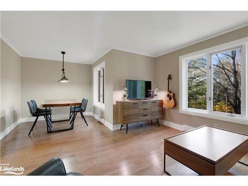 7-39 Southbank Drive, Bracebridge, ON - Indoor Photo Showing Living Room