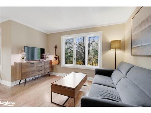 7-39 Southbank Drive, Bracebridge, ON - Indoor Photo Showing Living Room