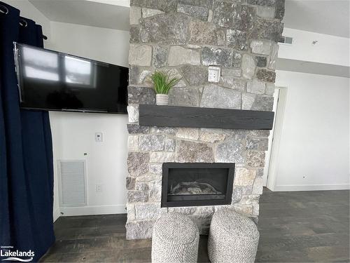 407-20 Beckwith Lane, The Blue Mountains, ON - Indoor Photo Showing Living Room With Fireplace