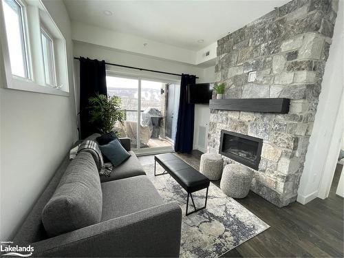 407-20 Beckwith Lane, The Blue Mountains, ON - Indoor Photo Showing Living Room With Fireplace