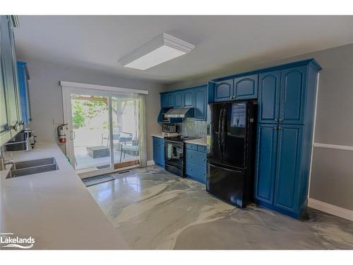 53 38Th Street, Wasaga Beach, ON - Indoor Photo Showing Kitchen With Double Sink