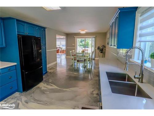 53 38Th Street, Wasaga Beach, ON - Indoor Photo Showing Kitchen With Double Sink