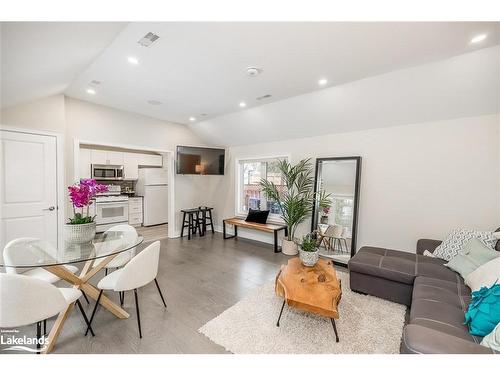 35 Arbor Road, Tiny, ON - Indoor Photo Showing Living Room