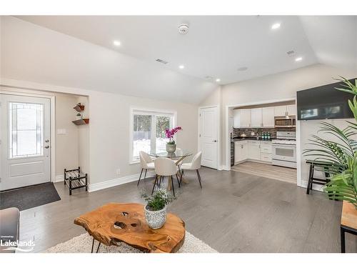 35 Arbor Road, Tiny, ON - Indoor Photo Showing Living Room