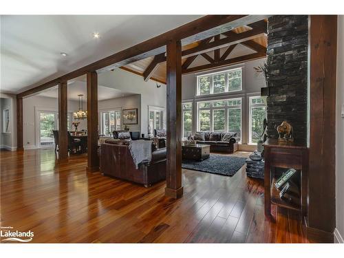 148 Goldfinch Crescent, Tiny, ON - Indoor Photo Showing Living Room