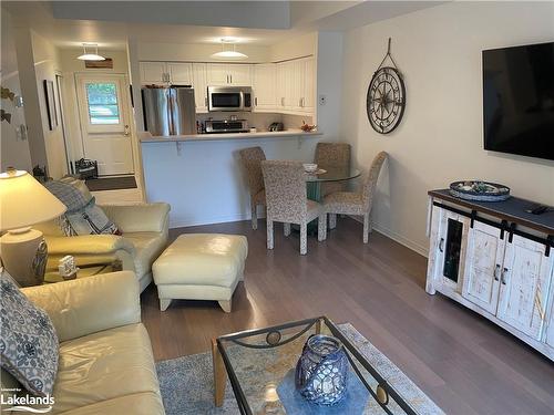 432 Mariners Way, Collingwood, ON - Indoor Photo Showing Living Room