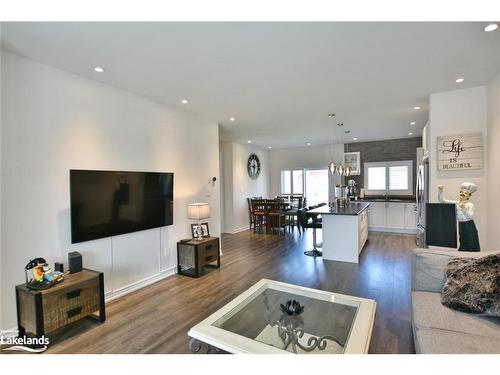 20 Bianca Crescent, Wasaga Beach, ON - Indoor Photo Showing Living Room