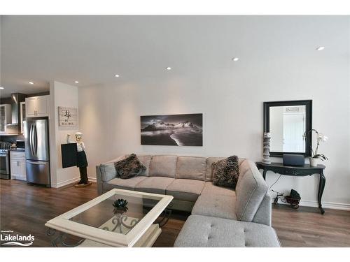 20 Bianca Crescent, Wasaga Beach, ON - Indoor Photo Showing Living Room