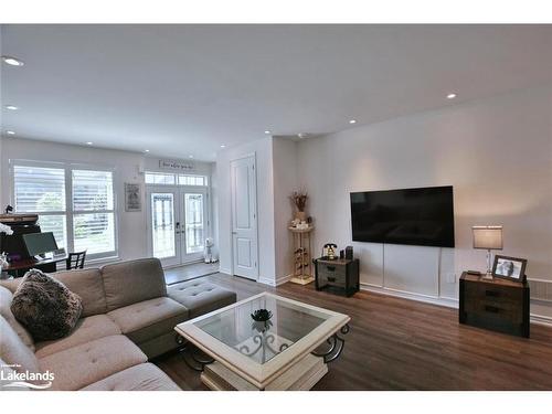 20 Bianca Crescent, Wasaga Beach, ON - Indoor Photo Showing Living Room